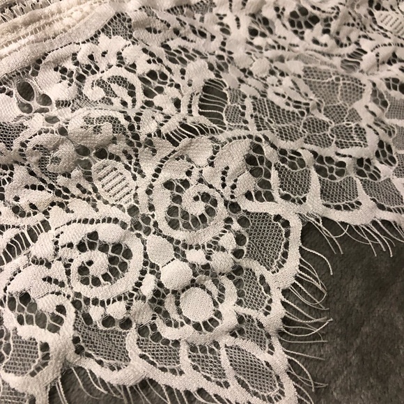 Size M lace crop top - Picture 3 of 4